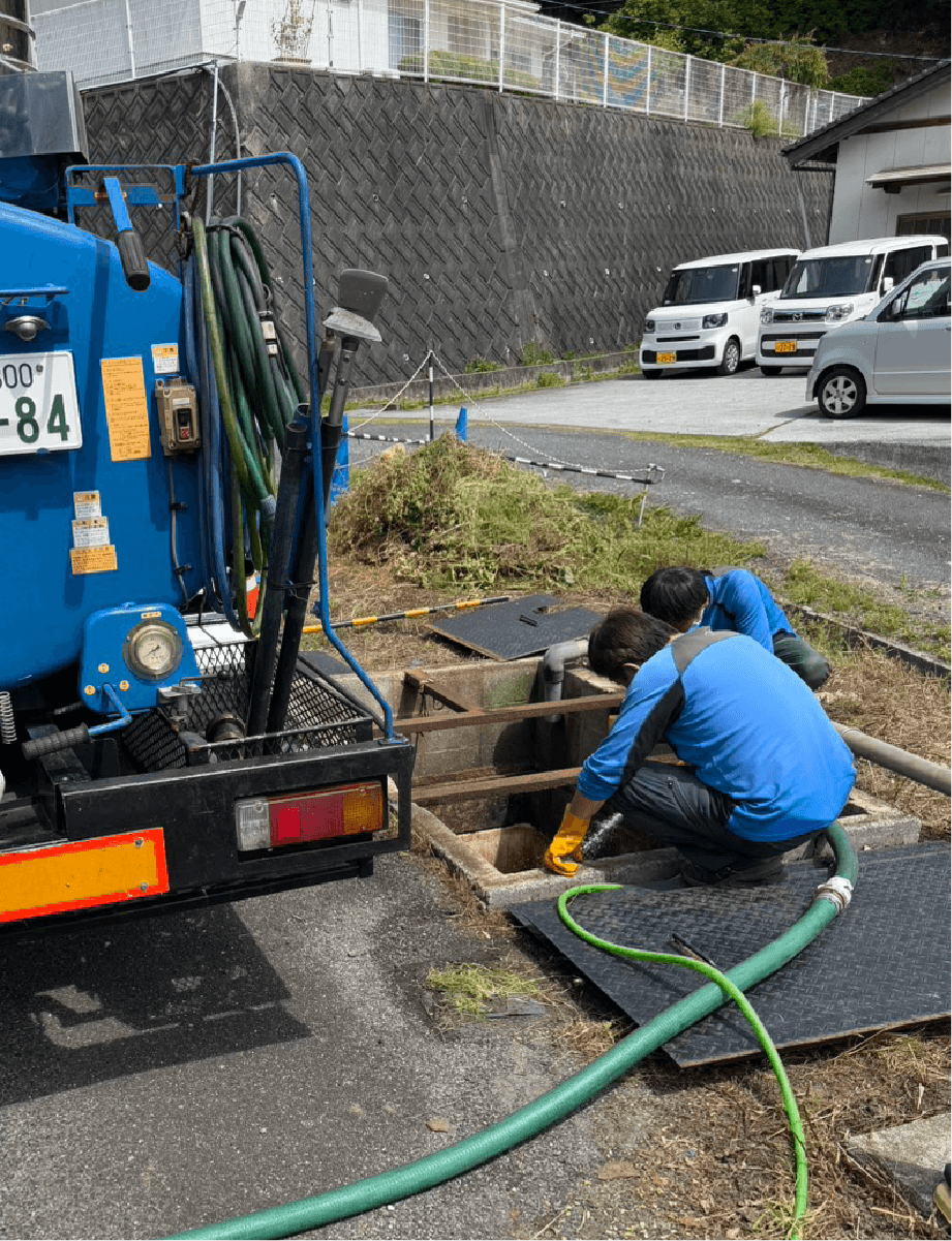 排水処理施設の汚泥引抜き風景