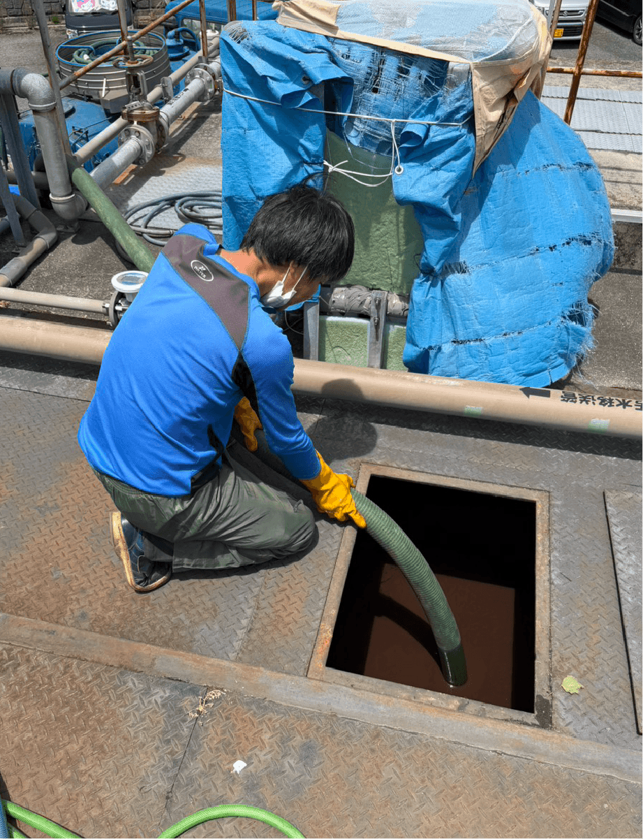 排水処理施設の汚泥引抜き風景