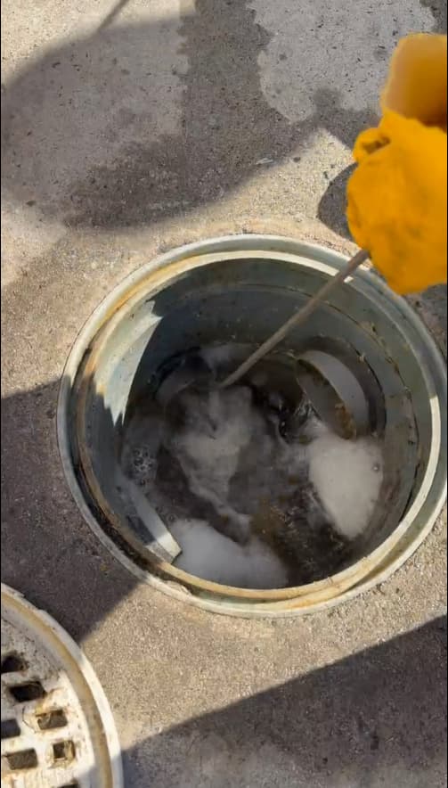 定期の雑排水槽・雑排水桝引抜き清掃及び排水管の洗浄作業 3