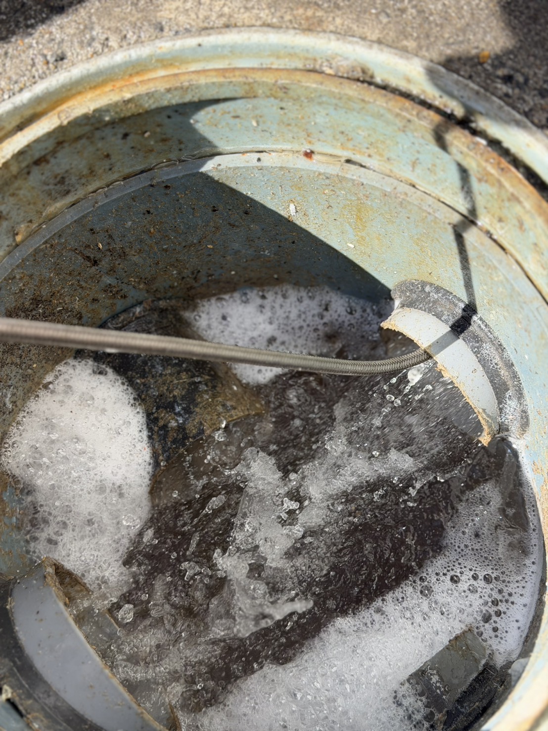 定期の雑排水槽・雑排水桝引抜き清掃及び排水管の洗浄作業 4