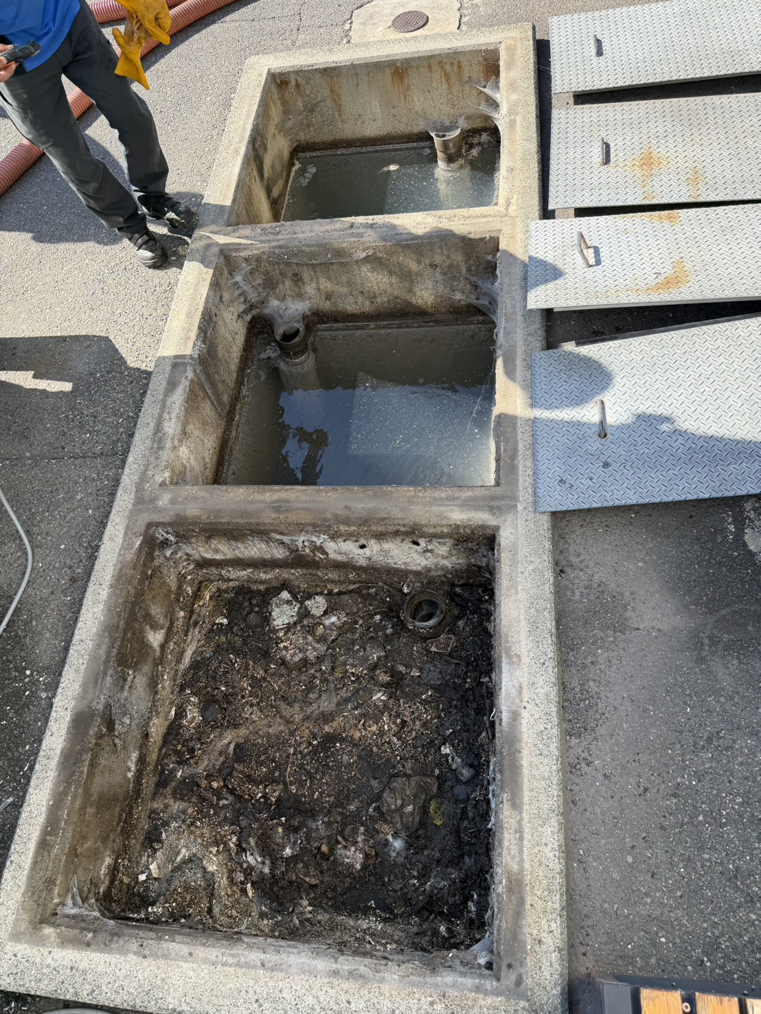 定期の雑排水槽・雑排水桝引抜き清掃及び排水管の洗浄作業 6