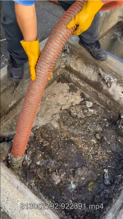 定期の雑排水槽・雑排水桝引抜き清掃及び排水管の洗浄作業 7